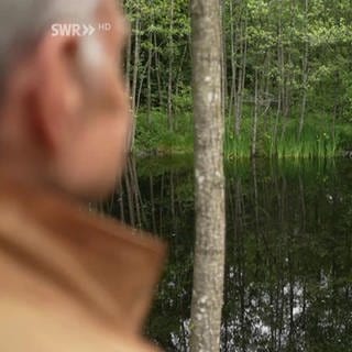 Ein Mann schaut auf einen See