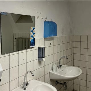 Marode Toilette einer Schule