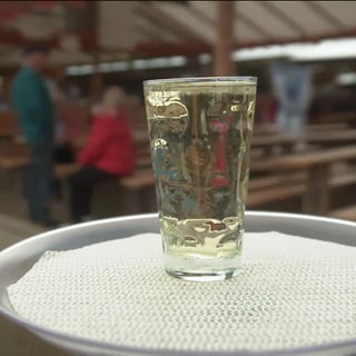 Glas mit Weinschorle auf einem Weinfest